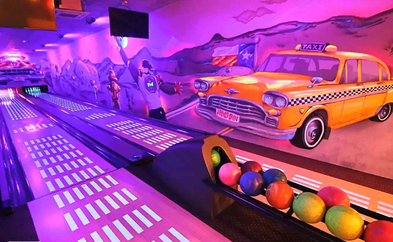 Neonowa kręgielnia Mr.Ted — taxi mural
